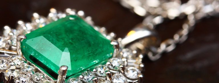 アクセサリーの誕生日プレゼントなら5月誕生石カラー　エメラルドでさりげなく演出