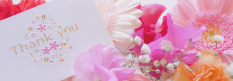 “母の日のプレゼント”はゆれるシンプルなデザインのピアスがおすすめ | カラーと煌めきで遊ぶSpark通販サイト